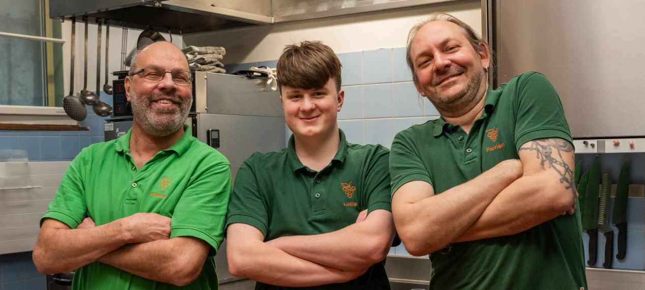Unser Projektleiter Flo mit den Heroes als Köche