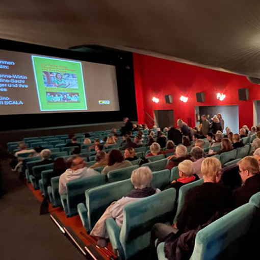 Das Publikum bestaunt den Film über die Tanne von Willi Waser im Kiwi Kino