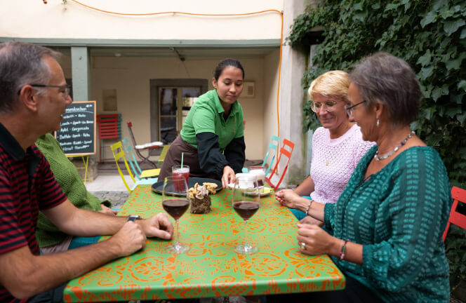 Elanur bedient die Gaeste