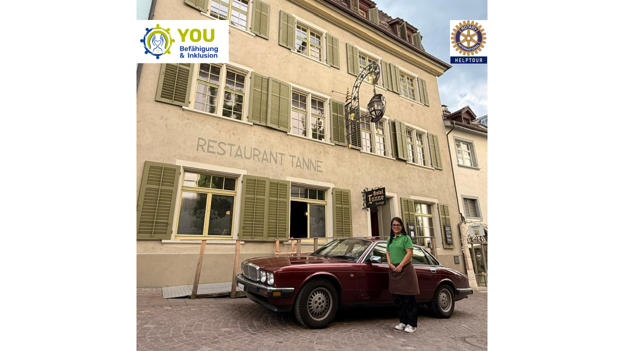 Naomi mit einem Oldtimer vor der Tanne